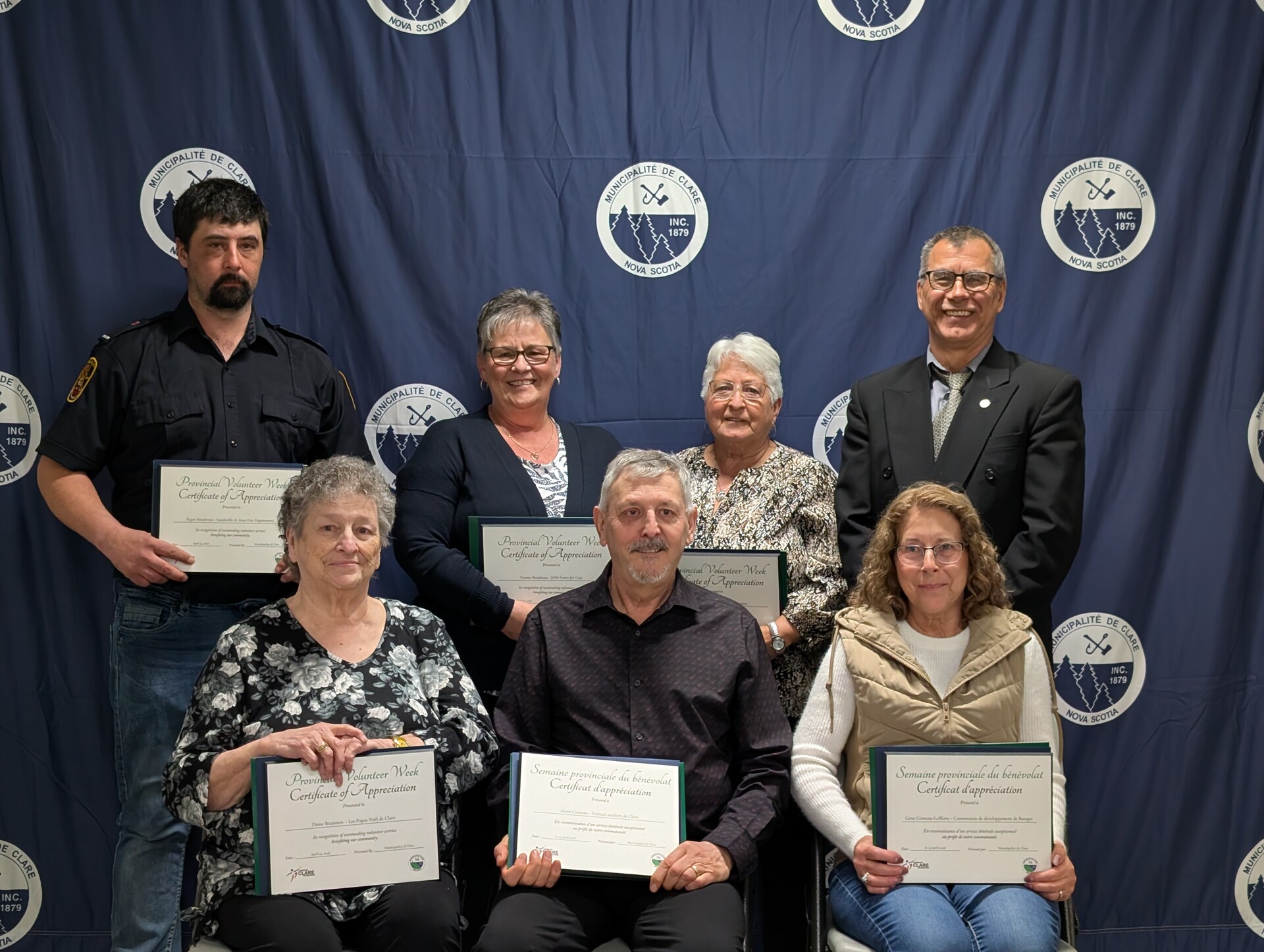 De gauche à droite:  Rangée arrière: Ryan Boudreau, Yvonne Boudreau, Linda Comeau, Conseiller Carl Deveau. Rangée avant: Diane Bezanson, Alain Comeau & Gene Comeau-LeBlanc. 