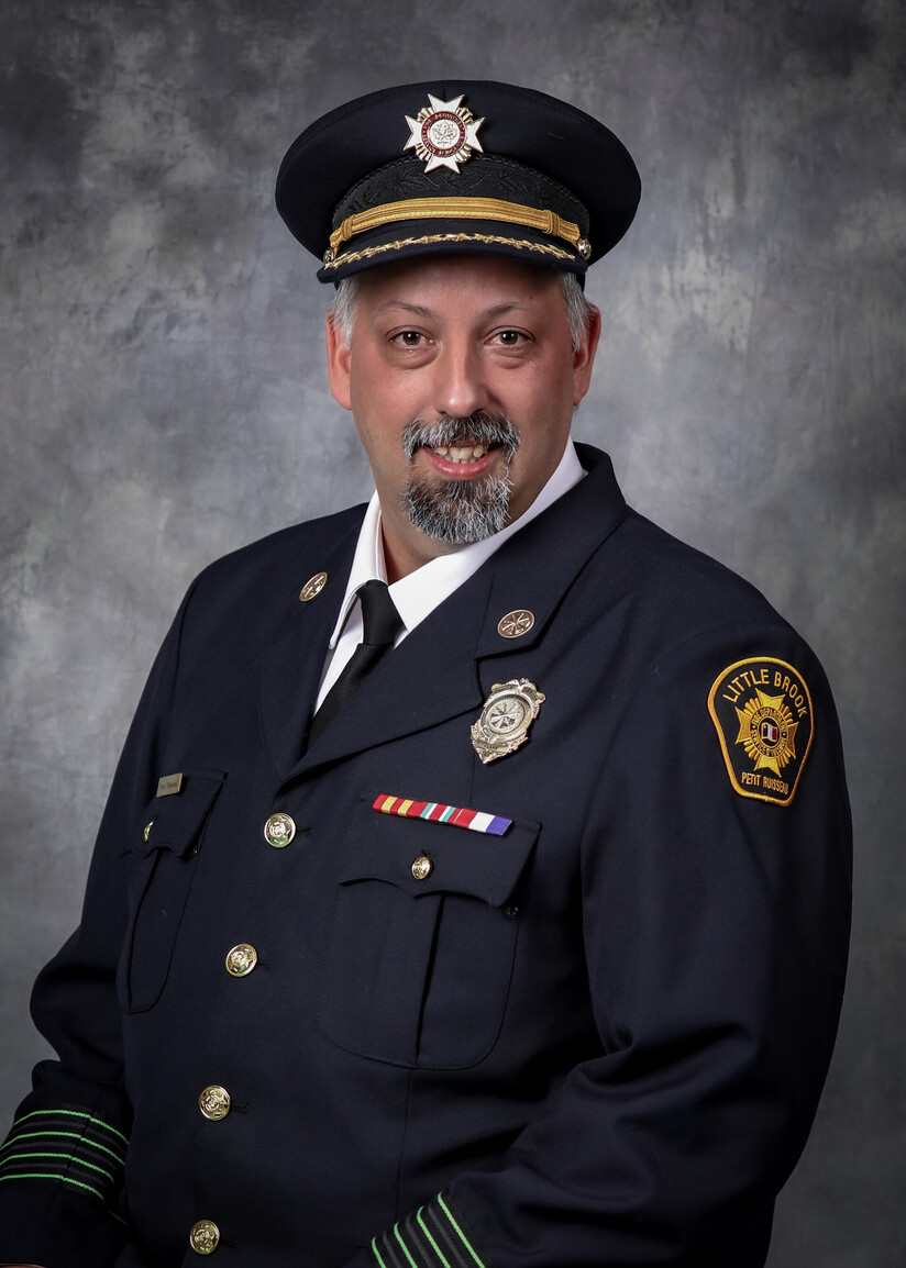 Une photo d'Yvon Thibodeau dans sa tenue de pompier.